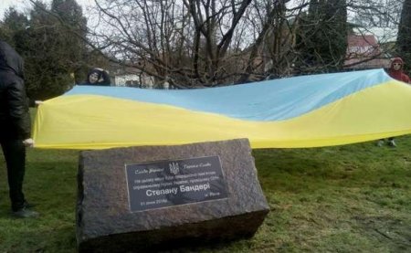 Вместо разбитой мемориальной доски Бандере в Ровно установили камень под видеонаблюдением