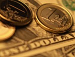 Доллар падает к рублю, евро - дорожает