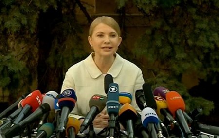 Тимошенко обещает, что в случае её победы на выборах Яценюк останется премьером