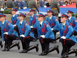 Сербские гвардейцы отправились на парад Победы в Москву