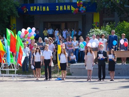 Украинских детей заставляют нести в школу не цветы, а лекарства для бойцов АТО