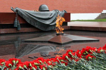 Путин и Назарбаев возложили цветы к могиле неизвестного солдата в Москве