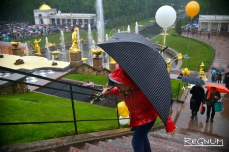 Фонтаны Петергофа и дождь: Фоторепортаж