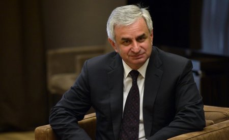 Президент Абхазии принял отставку премьера