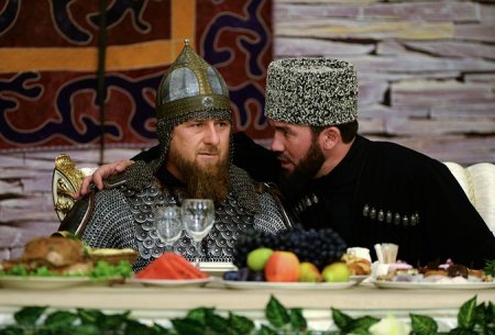 В день выборов в Чечне Кадыров облачился в доспехи и взял копье
