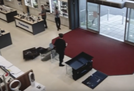 Камеры сняли неуклюжего вандала, случайно разгромившего магазин электроники