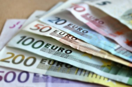 Биржевой курс евро рекордно упал впервые с 2015 года
