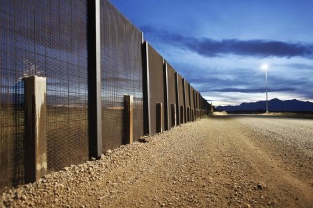 Трамп подписал указ о начале создания стены на границе с Мексикой