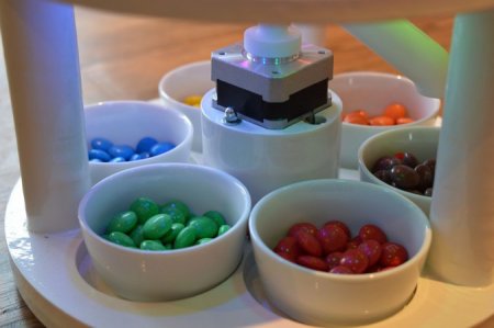 Студент изобрёл робота для сортировки конфет