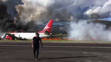 Пассажирский самолет загорелся при посадке