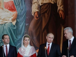 Путин и Медведев присутствовали на пасхальной службе в Храме Христа Спасителя