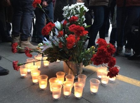 Петербуржцы несут цветы и свечи к метро