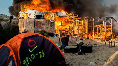 В лагере беженцев во Франции после потасовки мигрантов вспыхнул пожар