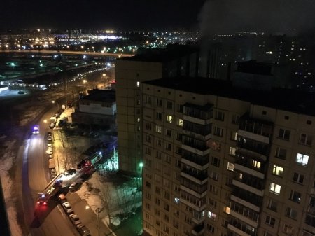 Спасатели эвакуировали жильцов многоэтажки на востоке Петербурга из-за пожара