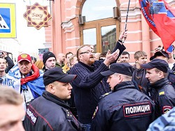 Комиссия Госдумы по этике признала действия Милонова на первомайском шествии в Петербург