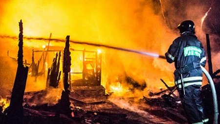 Из-за пожара в московской квартире спасатели эвакуировали 18 человек