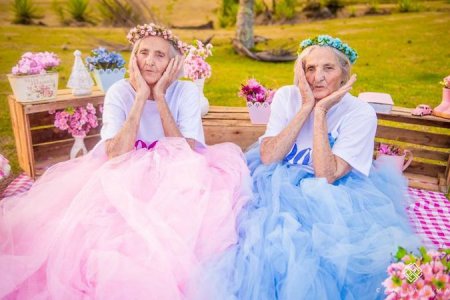 Столетние близнецы отпраздновали юбилей причудливой фотосессией Столетние близнецы отпраздновали юбилей причудливой фотосессией