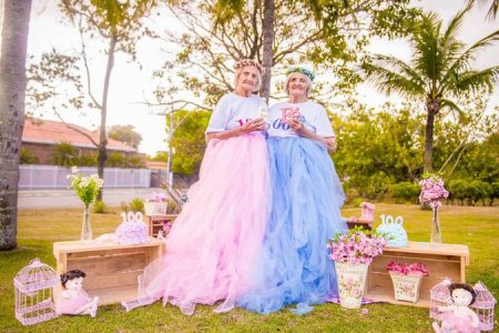 Столетние близнецы отпраздновали юбилей причудливой фотосессией Столетние близнецы отпраздновали юбилей причудливой фотосессией