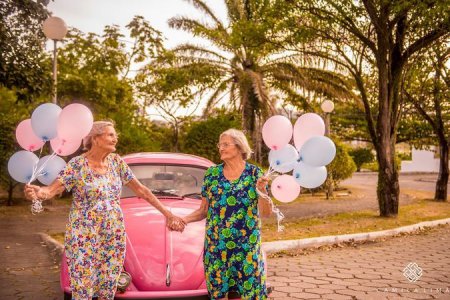 Столетние близнецы отпраздновали юбилей причудливой фотосессией Столетние близнецы отпраздновали юбилей причудливой фотосессией