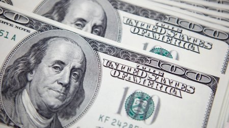 Курс доллара на Московской бирже превысил 57 рублей