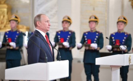 Путин вручил паспорта РФ юным героям России