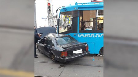Трамвай снес иномарку в центре Москвы