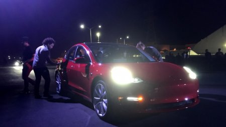 Маск вручил ключи первым владельцам автомобилей Tesla Model 3