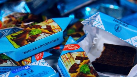 В Латвии запретили продажу российских конфет "Мишка косолапый"