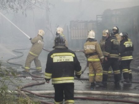 Более 200 человек с трудом потушили пожар на рынке в Ростове