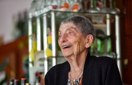 «Не ешьте фрукты»: 100-летняя барменша объяснила своё долголетие «Не ешьте фрукты»: 100-летняя барменша объяснила своё долголетие