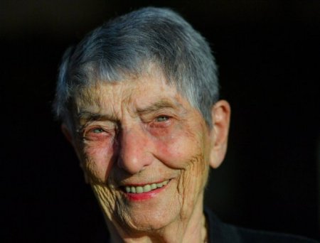 «Не ешьте фрукты»: 100-летняя барменша объяснила своё долголетие «Не ешьте фрукты»: 100-летняя барменша объяснила своё долголетие