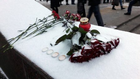К переходу у метро «Славянский бульвар» люди несут цветы и свечи