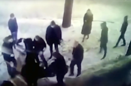 Массовая драка с инспекторами ДПС в Подмосковье попала на видео