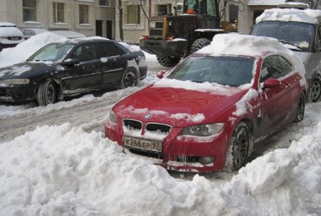 Московских водителей просят пересесть на общественный транспорт из-за снегопада