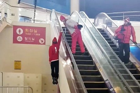 Необычный подъем спортсмена по эскалатору сняли на видео
