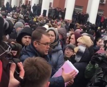 Путин прибыл в Кемерово почтить память погибших, а жители собрались на стихийный митинг