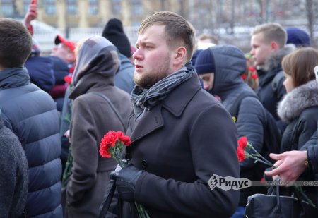 «Кемерово! Мы с тобой!»: Москва скорбит о погибших в ТЦ «Зимняя вишня»