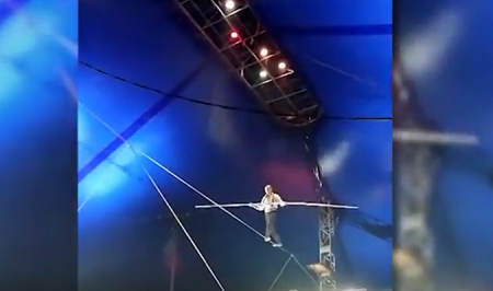 Падение канатоходца из-под купола цирка попало на видео