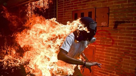 Автор снимка с горящим венесуэльцем выиграл конкурс World Press Photo-2018