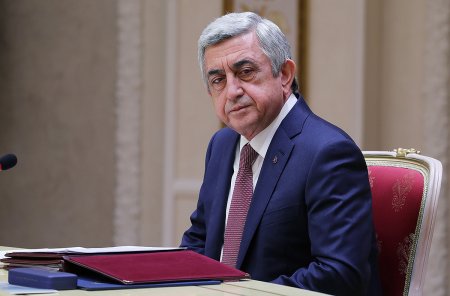 Премьер-министр Армении ушел в отставку после массовых протестов