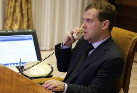 Медведев обсудил с Карапетяном положение в Армении