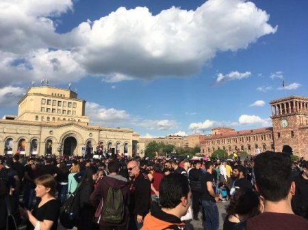 Протестующие в Ереване перекрыли автотрассу