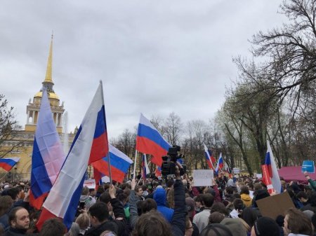 Около 2 тыс. активистов вышли на митинг «Он нам не царь» в Петербурге (видео)