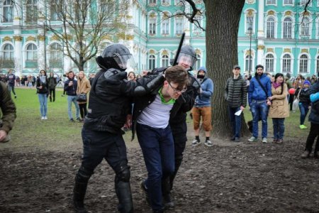 На задержанного в Петербурге сторонника Навального могут завести уголовное дело (фото)