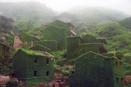 Пугающая красота китайской деревни-призрака, скрытой в плюще (15 фото)