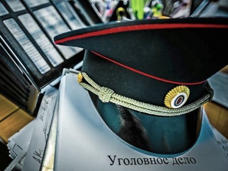 В Москве мужчина схватил полицейского и понес по вестибюлю метро