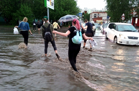 По колено в воде. В Новосибирске ливень затопил город — фото, видео