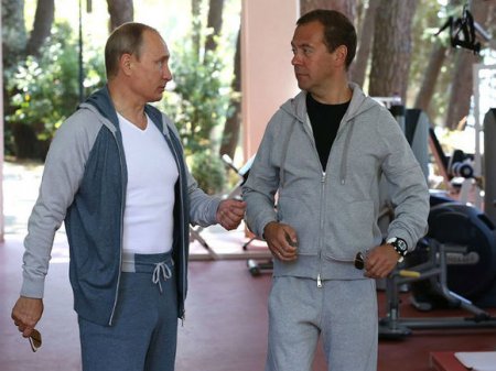 Путин и Медведев поздравили сборную России с попаданием в 1/4 финала ЧМ (фото)