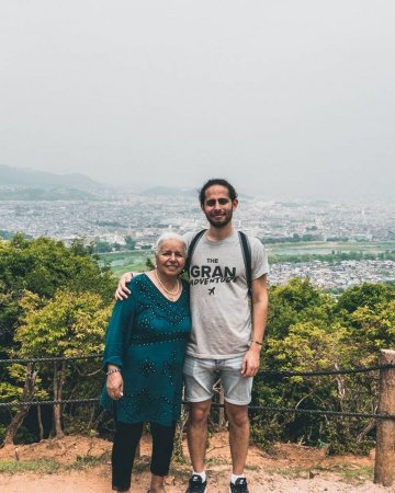 Внук и 74-летняя бабушка уже пару месяцев колесят по Азии, и их фото шедевральны