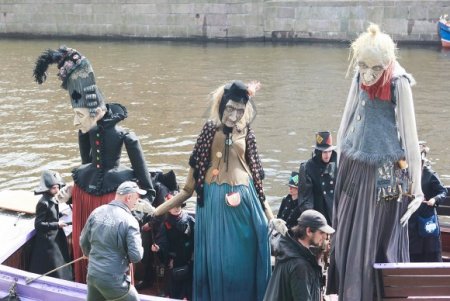 В День Достоевского по Петербургу проплыли гигантские куклы (фото)